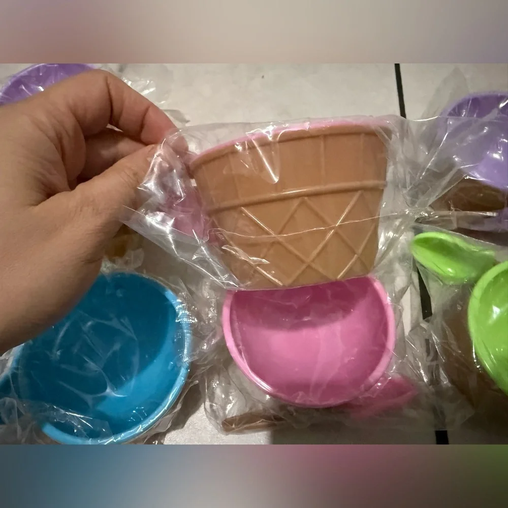 Greenco Ice Cream , pack of  (8) each cup with a spoon inside ,new